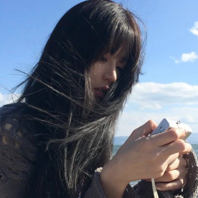 给小酒馆女子喝高杯酒